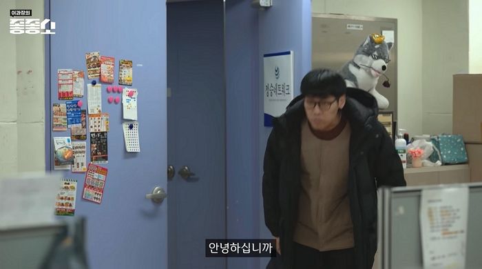 반갑게 인사 건넸는데 대꾸도 안 하는 신입사원 때문에 현타온 상사