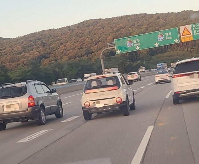 영동고속도로서 포착된 ‘아기 SUV’ 현대차 캐스퍼의 앙증맞은 실물 크기