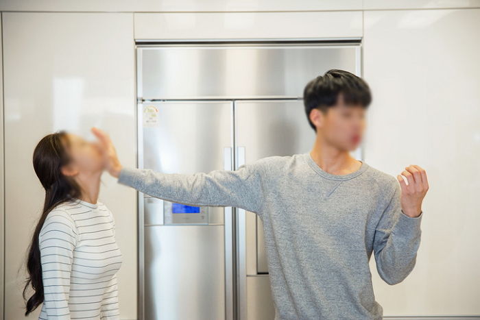 길에서 아내 뺨 때리는 남편 보고도 조용히 자리만 비켰던 청년이 올린 글