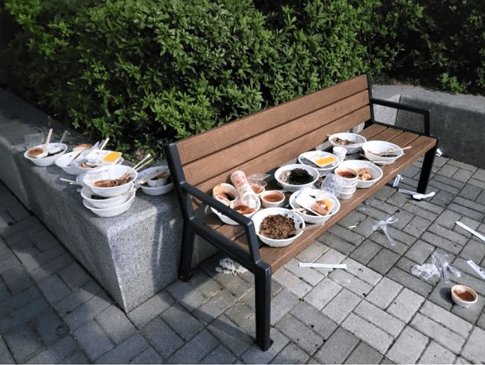 배달 음식 파티 벌이고 그대로 도망가 쓰레기장으로 변한 어제자 부산대학교 상황