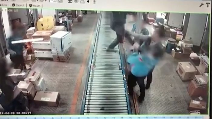 노조 가입 홍보하지 말라는 택배기사에게 날아 차기 하는 택배 노조 간부 (영상)