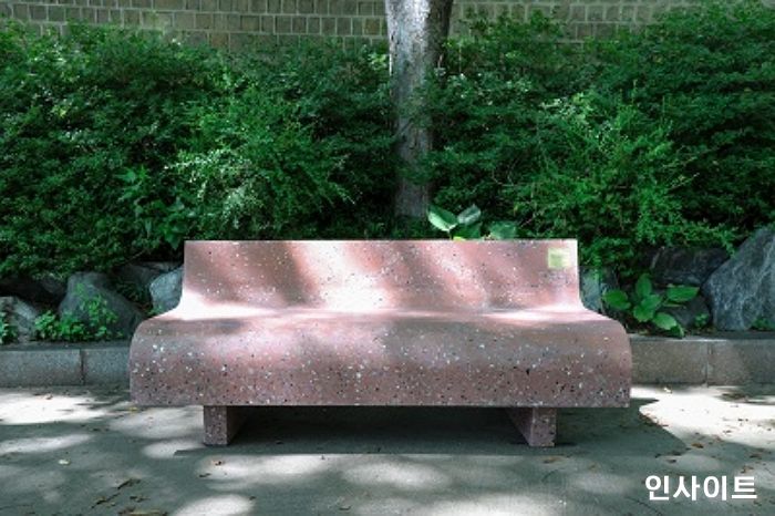 아모레퍼시픽, 화장품 공병 활용 업사이클링 벤치 2년째 기증