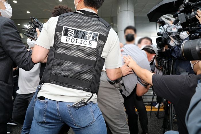 마스크 끝내 안 벗은 ‘전자발찌 살인범’ 강윤성에 ‘주먹’ 휘두르며 달려든 남성