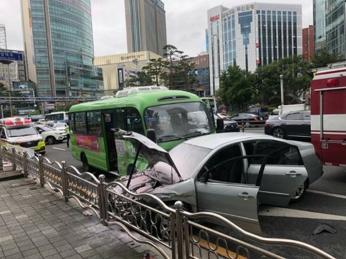 부산 80대 할머니가 몰던 SM5 중앙선 넘어 반대 차선으로 돌진해 ‘9명’ 부상
