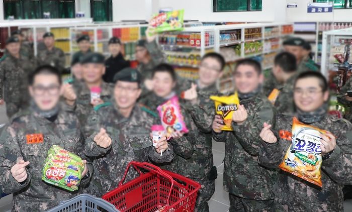 군인들 ‘국민지원금’ PX에서 못써서 카드로 받으면 그대로 ‘증발’된다