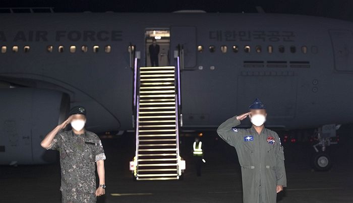 숙소 따로 없어 샤워실 라커룸에서 생활하는 ‘백신수송’ 작전 군인들