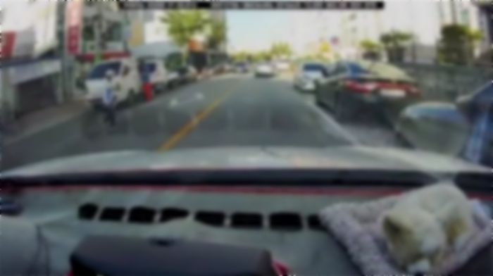 무단횡단하다 차 보고 놀라 혼자 넘어진 여성에게 병원비·합의금 170만원 물어준 운전자 (영상)
