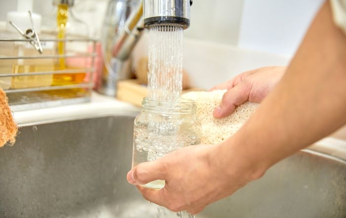여친이 집에 놀러오기 전 설거지 하다가 전화로 ‘환승이별’ 통보 받은 남성 사연