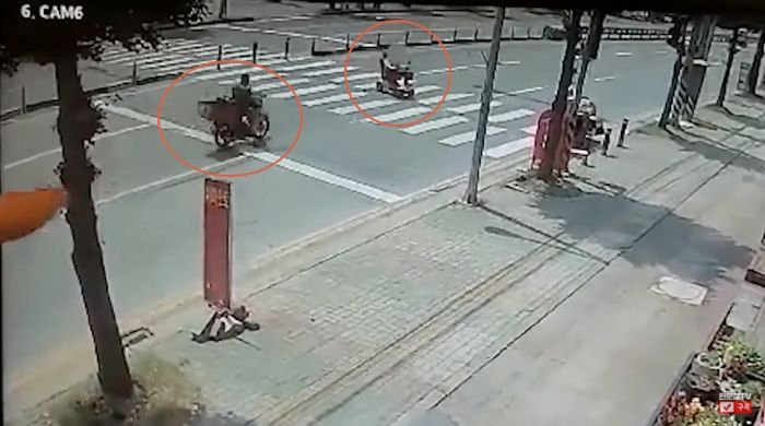 배달하던 중 ‘무단횡단’ 질주하는 전동 휠체어 못 보고 친 오토바이 운전자 (영상)