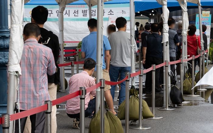 어제(8일) 국내 코로나19 신규 확진자 2,049명 발생...이틀 연속 2천명대