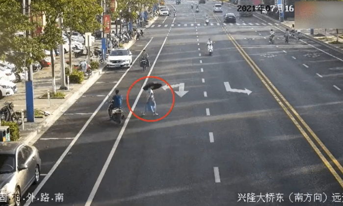 “당당하게 무단횡단하는 여성 vs 앞 안 보고 달리는 오토바이 여성 운전자”...대륙의 흔한(?) 교통사고 (영상)
