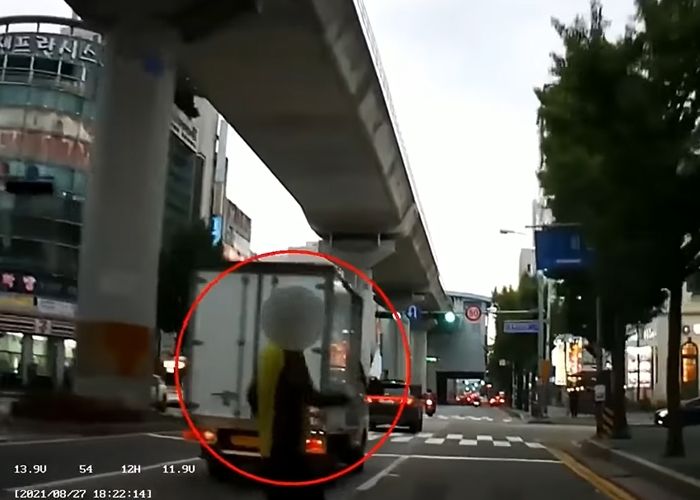 “옆차선 자동차들 사이서 튀어나온 무단횡단 보행자 쳤는데, 제게 과실이 있대요”