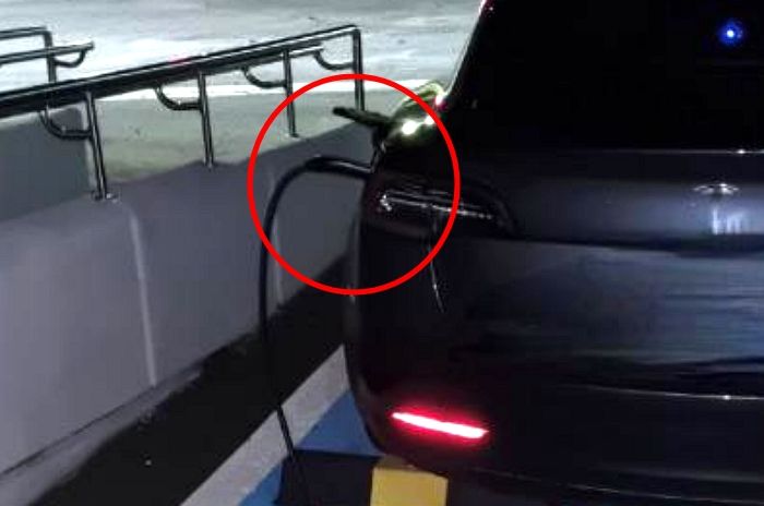 공중화장실 전기 훔쳐 충전하다 걸린 테슬라 운전자