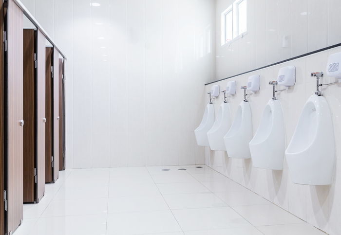 외벽 ‘통유리’로 만들어 소변보면 밖에서 다 보이는 김해의 한 남자화장실 근황