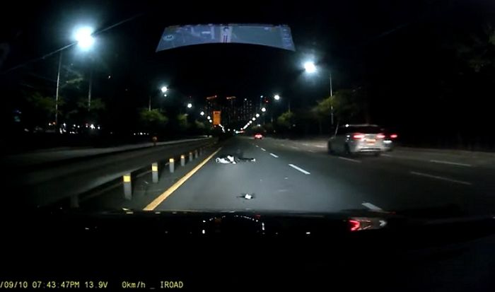 한밤중 도로 위에 쓰러져 있는 라이더 밟고 갈 뻔한 운전자 (블랙박스 영상)