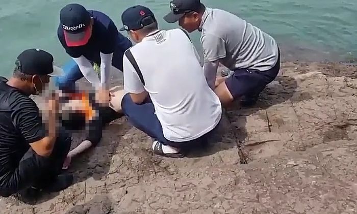 경남 갯바위 낚시 갔다가 바다에 빠진 지체장애 소년 응급처치해 구해낸 시민 영웅들 (영상)