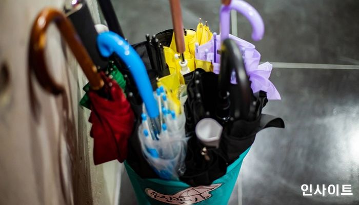 비오는 날 ‘짬뽕집’에서 우산 훔쳐간 남성 CCTV로 찾아내 ‘참교육’ 나선 우산 주인