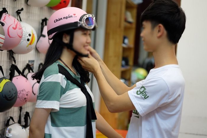 스쿠터 ‘헬멧’ 줄 길이 본 여성이 단번에 남친 바람 잡아낸 비결