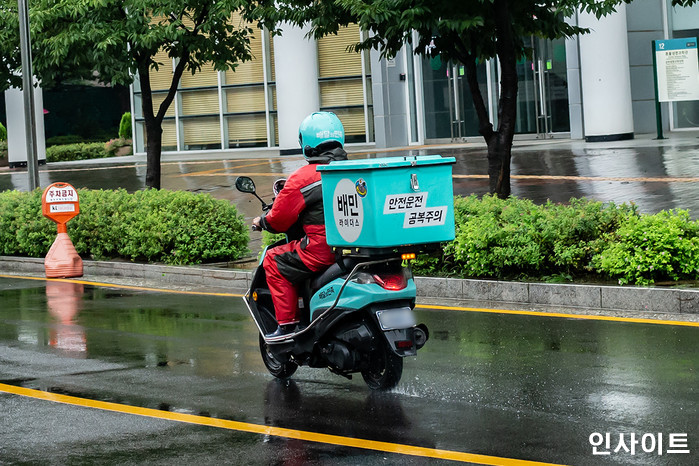 음식 픽업 갔다가 사장에게 무시당하자 직접 사먹고 ‘별점 1점’ 준 배달원