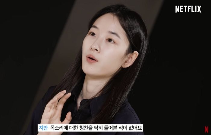 낮은 목소리가 콤플렉스라 밝힌 ‘D.P.’ 여배우…“한 번도 칭찬 들어본 적 없다” (영상)