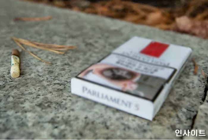 코로나로 지친 국민들, 비싼 술 줄이고 담배는 ‘2억 5천갑’ 더 태웠다