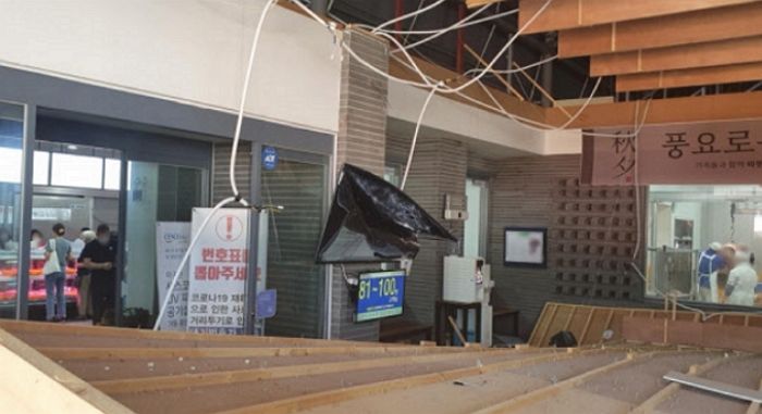 “고깃집 천장이 갑자기 무너져 손님 6명이 깔렸습니다” (붕괴 영상)