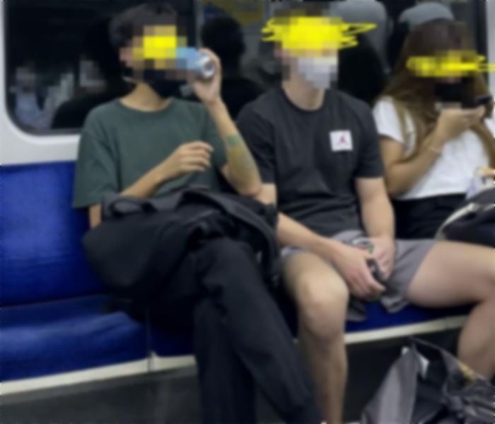 “지하철서 마스크 벗고 맥주 마시는 남성 말렸다가 일방적으로 폭행당했습니다”