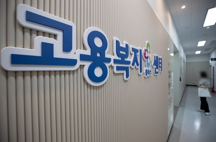 취업 신청자 뻥튀기하려고 세상 떠난 할머니·할아버지 명단 1만 건 조작한 정부고용센터