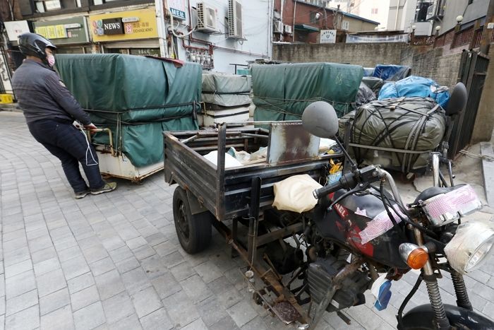 “국민지원금 제외돼 폐지 줍고 산다”...정부 정책에 불만 토로한 노점상들