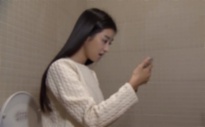“네가 보낸 카톡 진동으로 아이폰 떨어졌다”며 친구에게 액정값 물어내라 한 대학생