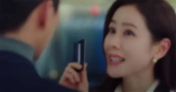 캠퍼스서 주운 체크카드 주인 찾아주는 대신 잘라버린 대학생...“고맙다 VS 왜 자르냐”