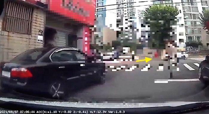 전동킥보드 타다 혼자 넘어진 여성, 앞에 있던 자동차 운전자 ‘뺑소니’로 신고 (블박 영상)