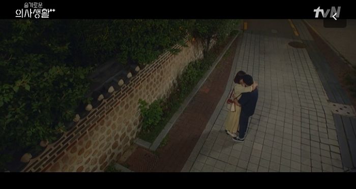 헤어지기 아쉬워 손 꼭 잡은 안은진에 ‘기습키스’한 ‘슬의생2’ 김대명 (영상)