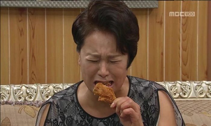 이혼한 할머니가 혼자 살게된 이후 처음으로 ‘치킨’을 시켜 먹은 슬픈 이유