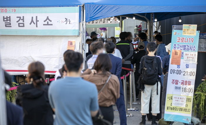 추석 연휴 전 마지막 불금이었던 어제(17일), 코로나 신규 확진자 2,087명
