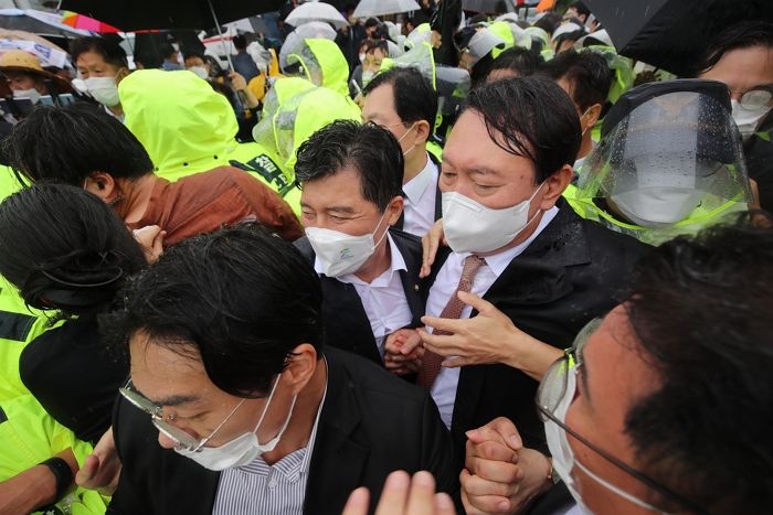 “박근혜 45년 구형 때려놓고 어딜 와”...박정희 생가 방문했다 비 쫄딱 맞은 윤석열