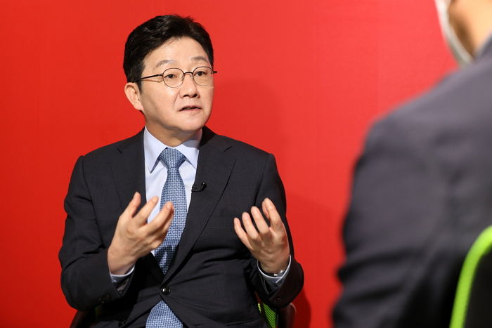 유승민 “文 대통령 또 백신 자화자찬...차라리 입 다물라”