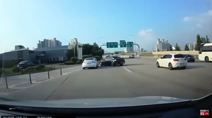 고속도로서 ‘가로 모드’로 질주한 K5와 충돌해 전복 당한 테슬라 사고 영상