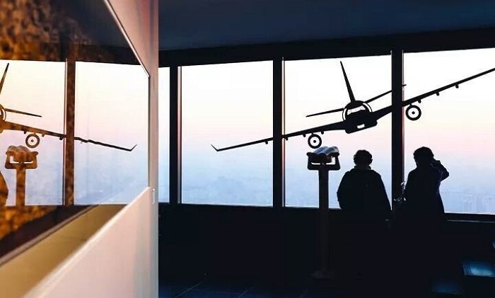 “9·11테러 연상돼”...첫 공개 당시 비판 쏟아졌던 ‘63빌딩 전망대’에 붙은 스티커