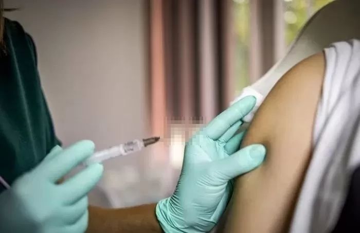 화이자 1차 접종 후 기절해 응급실서 살아난 누리꾼이 남긴 경고