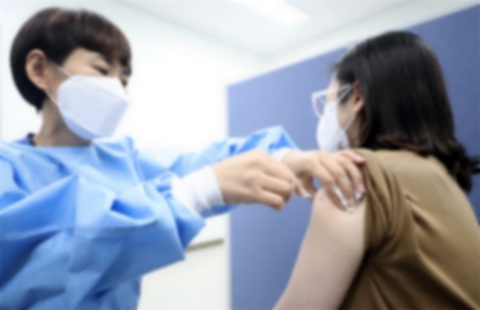 백신 맞고 ‘뽀로로 밴드’ 붙여달라는 어른들 늘자 병원이 급히 써붙인 안내문