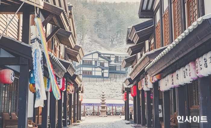 지브리 애니 속에 들어간 듯 몽환적 분위기 풍기는 서울 근교의 ‘일본 마을’ (내부 사진)