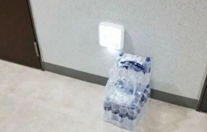 배달 온 ‘생수 묶음’ 원룸 복도에 두고 필요할 때마다 한 개씩 들고 들어가는 옆집 주민