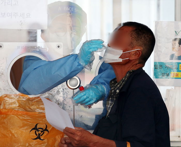 어제(20일) 국내 코로나 신규 확진자 1,729명