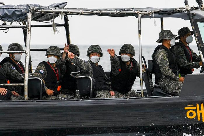 추석에도 나라 지키기 위해 북한 초소 감시하며 ‘철통 근무’ 서는 장병들