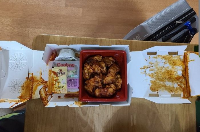 추석날 굽네에서 시킨 ‘치킨·피자’ 집어 던져놓고 도망친 배달원