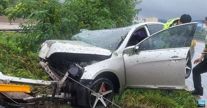 추석인 오늘(21일) 남편이 운전하던 K7 고속도로 빗길에 미끄러져...아내 사망