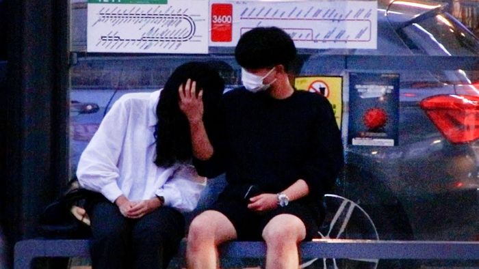 낯선 여자가 ‘어깨’에 머리 기대고 잠들자 시민들이 보인 반응 (영상)