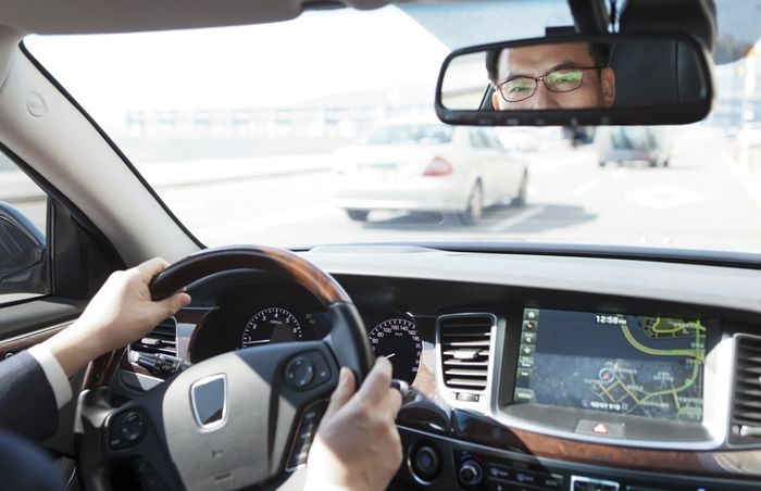 운전할 때 ‘룸미러’ 보는 것 “필수다 vs 사이드 미러만 봐도 충분”