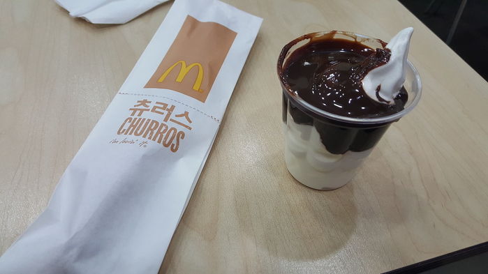 맥도날드 바삭·쫀득해 ‘재출시’ 요청 폭발했던 ‘츄러스’ 다시 판매한다